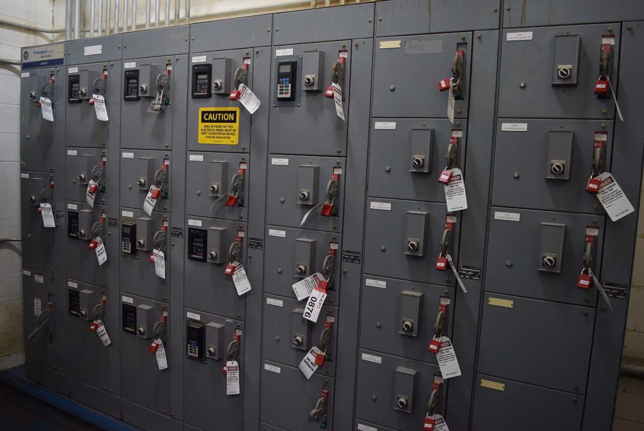 ALLEN BRADLEY CENTERLINE 2100 8 SECTION MCC - MISCELLANEOUS