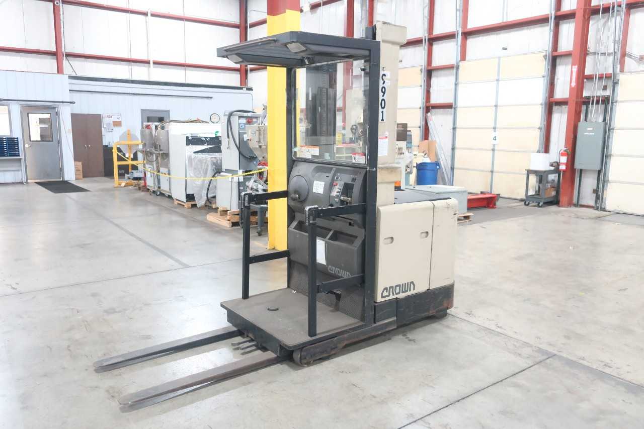 CROWN SP3010-30 ELECTRIC ORDER PICKER REACH TRUCK 24V-DC 3000LBS 148IN - REACH TRUCKS
