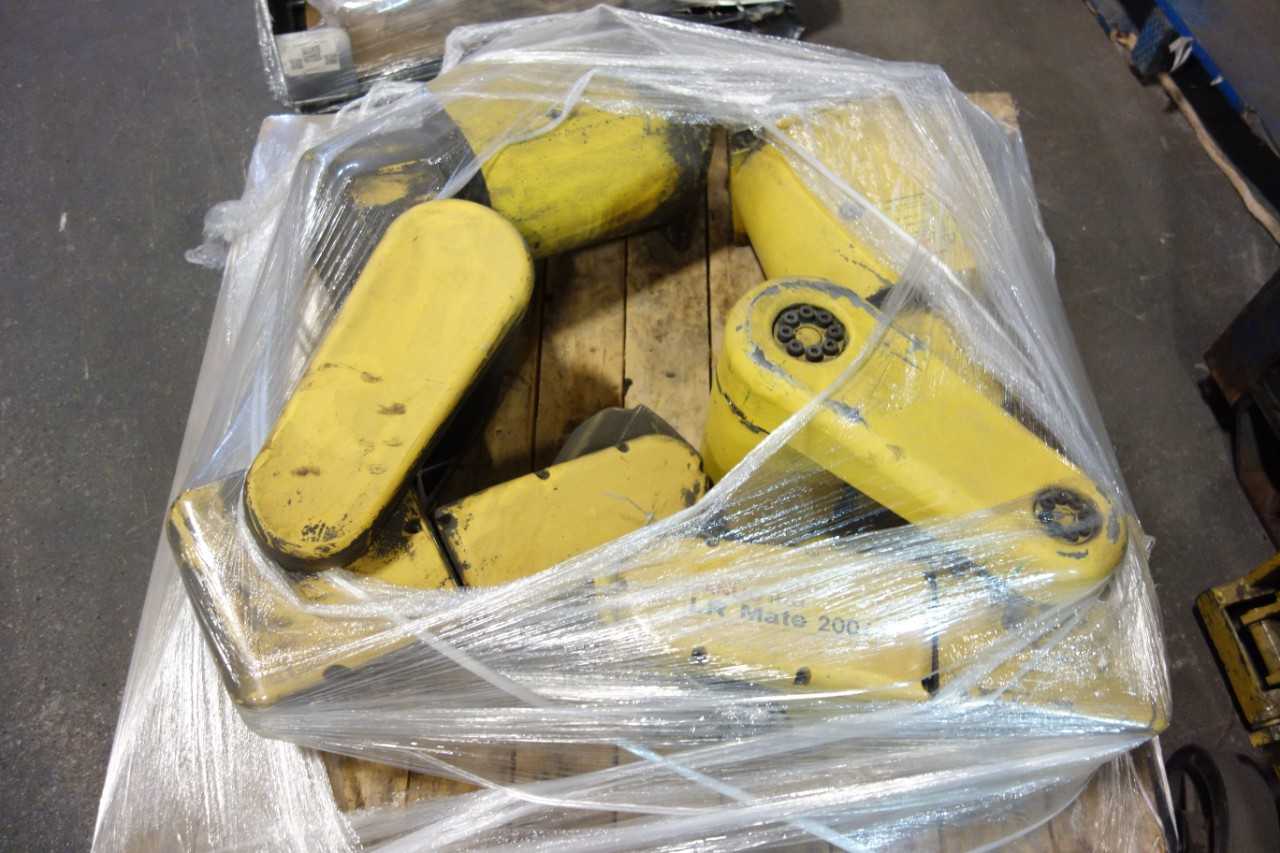 FANUC ROBOT LR MATE 200i - INDUSTRIAL ROBOTS