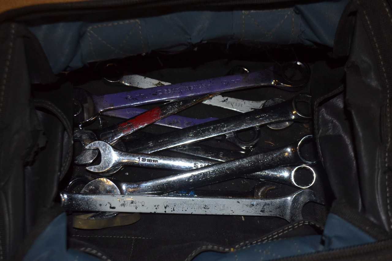 LOT OF ASSORTED CRESCENT WRENCHES IN TOOL BAG - MISCELLANEOUS