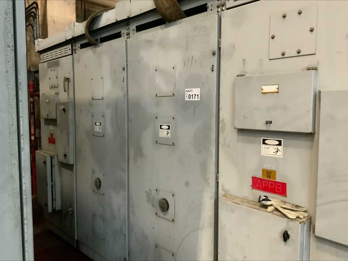 Bulk Lot of Eaton 15KVA Switch Over Breaker Combo (Quantity of 2) - CIRCUIT BREAKERS Bulk Lot of Eaton 15KVA Switch Over Breaker Combo (Quantity of 2) - CIRCUIT BREAKERS