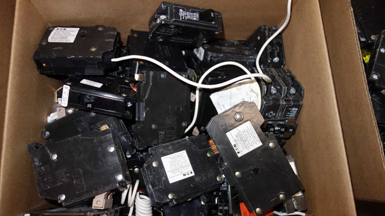 1 BOX OF ASSORTED EATON MINIATURE CIRCUIT BREAKERS, QUICKLAG, BR, CH - CIRCUIT BREAKERS