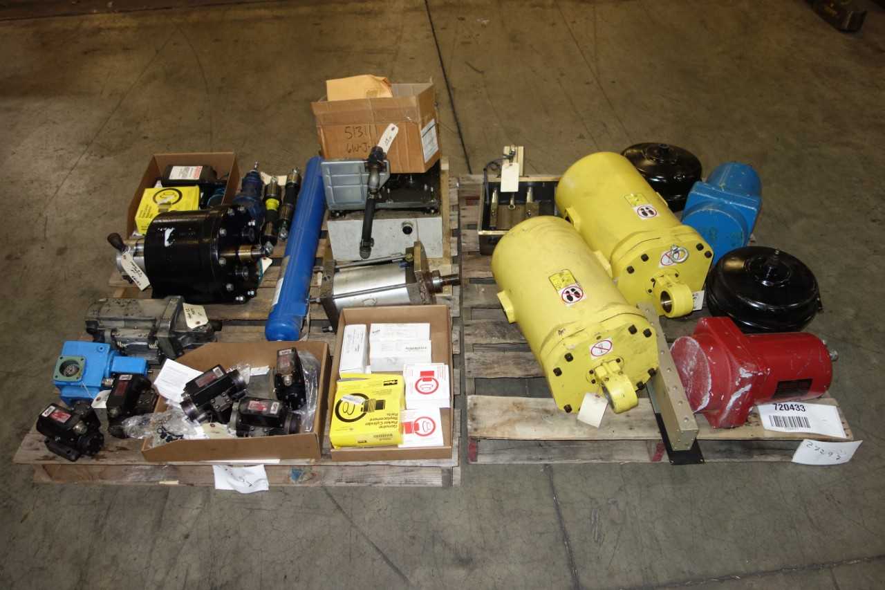2 PALLETS OF ASSORTED HYDRAULIC CYLINDERS AND REPLACEMENT PARTS, MOOG, BALSTON, PARKER - VALVES