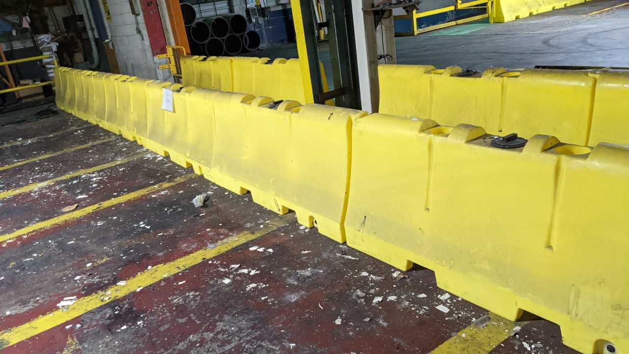 Lot of 10 safety traffic barriers - SAFETY EQUIPMENT