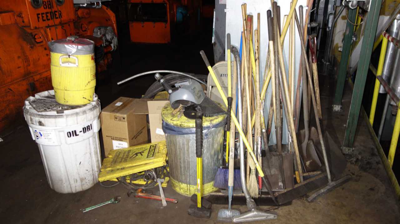 LOT OF ASSORTED TRASH BINS, BROOMS, TOOLS, CARTS - ELECTRIC POWER TOOLS