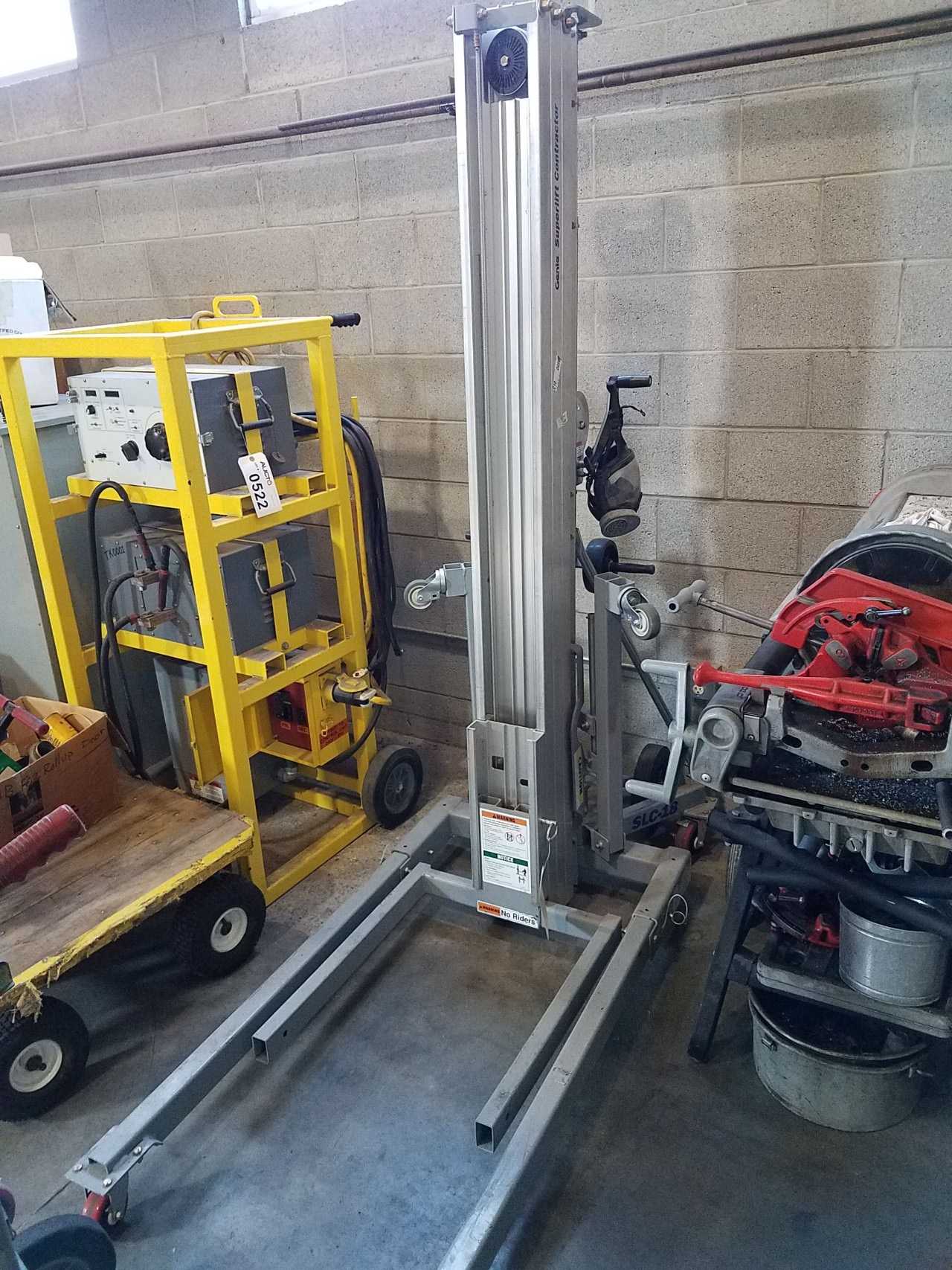 Manual material lift, 650lb capacity, 18' lift height - MATERIAL HANDLING Manual material lift, 650lb capacity, 18' lift height - MATERIAL HANDLING