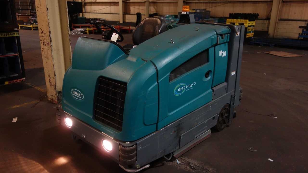 TENNANT M20 INDUSTRIAL RIDE-ON FLOOR SCRUBBER SWEEPER POWER-OPERATED LP CLEANING MACHINE (TURNS ON BUT HAS NOT BEEN TESTED) - PLANT & FACILITY