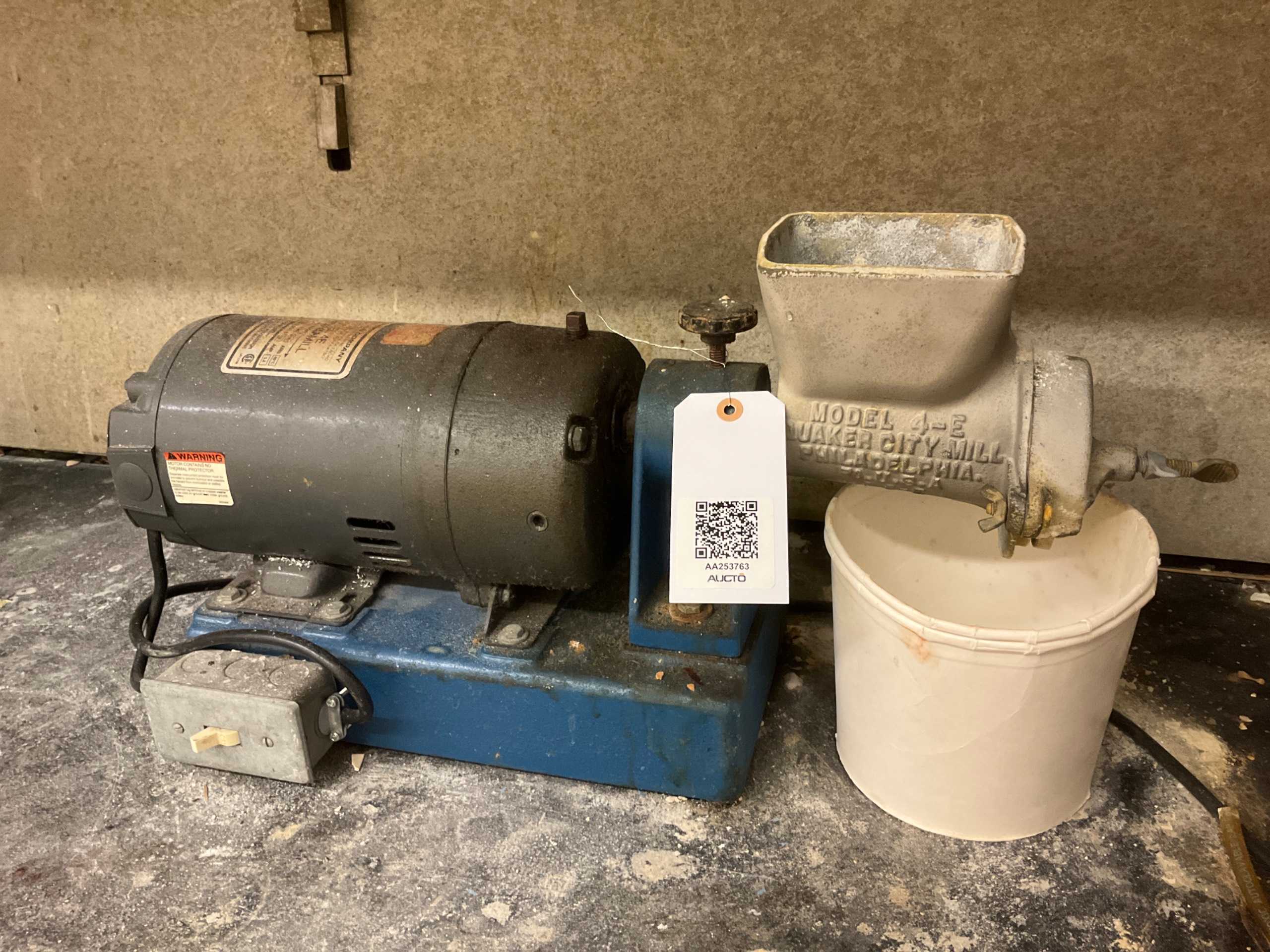 THE STRAUB COMPANY 4E FOOD GRINDER