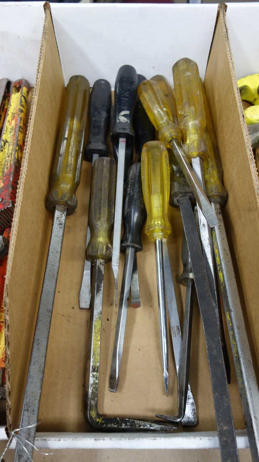 LOT OF FLATHEAD SCREWDRIVERS - ELECTRIC POWER TOOLS