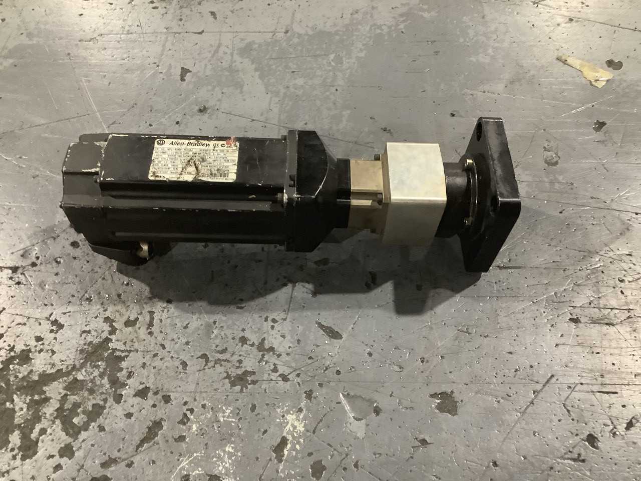 Lot of 1 Allen Bradley MPL-B330P-MJ24AA AC servo motor 3 phase - SERVO