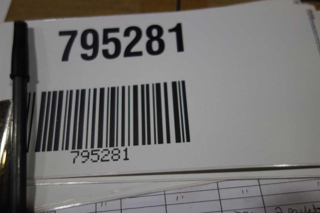 2 PALLETS OF REXNORD TABLETOP CHAIN - LIFTING EQUIPMENT