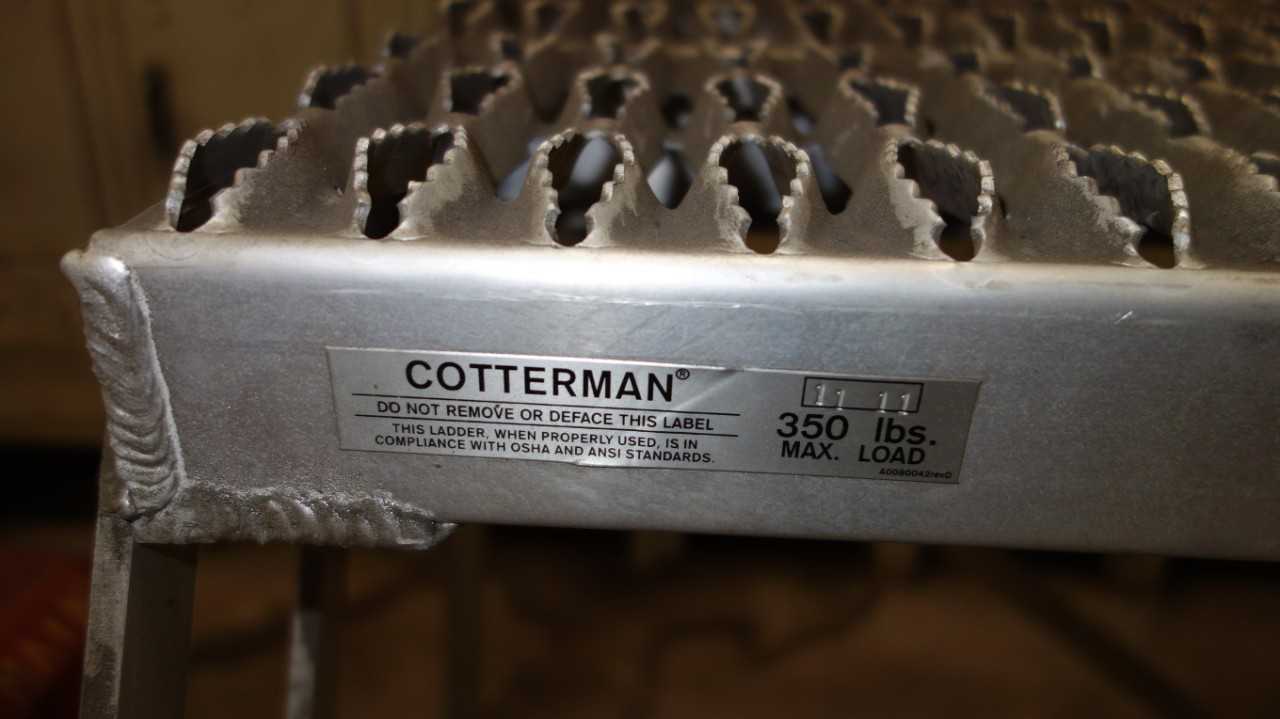COTTERMAN 350 LB STATIONARY 3 STEP 30 IN PLATFORM LADDER - PLANT & FACILITY