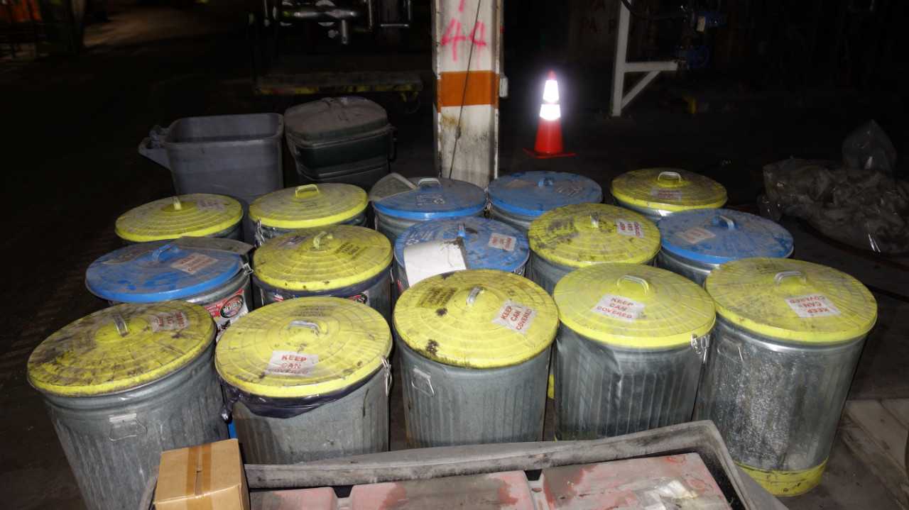 LOT OF 17 GARBAGE CANS - MISCELLANEOUS