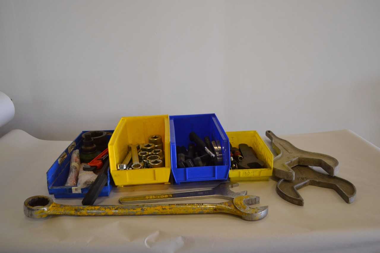 LOT OF ASSORTED HAND TOOLS - MISCELLANEOUS