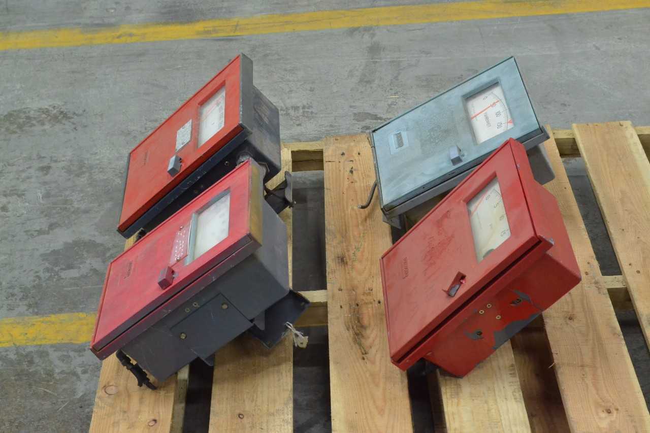 4 ASSORTED FOXBORO 43AP 43EP PNEUMATIC CONTROLLER (BRAMPTON) - MISCELLANEOUS