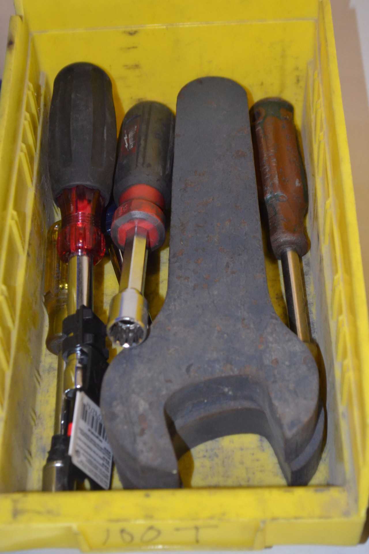 LOT OF ASSORTED HAND TOOLS - MISCELLANEOUS