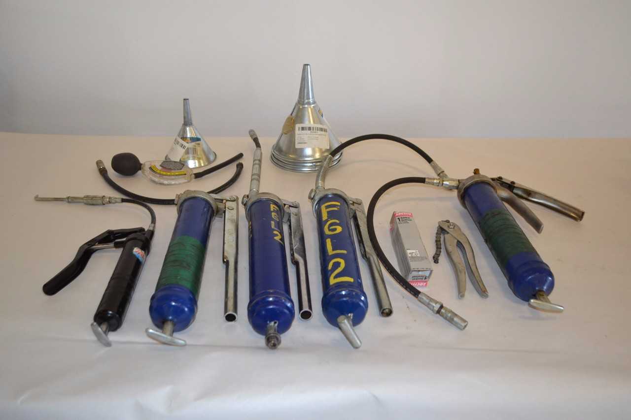 LOT OF ASSORTED HAND TOOLS - MISCELLANEOUS