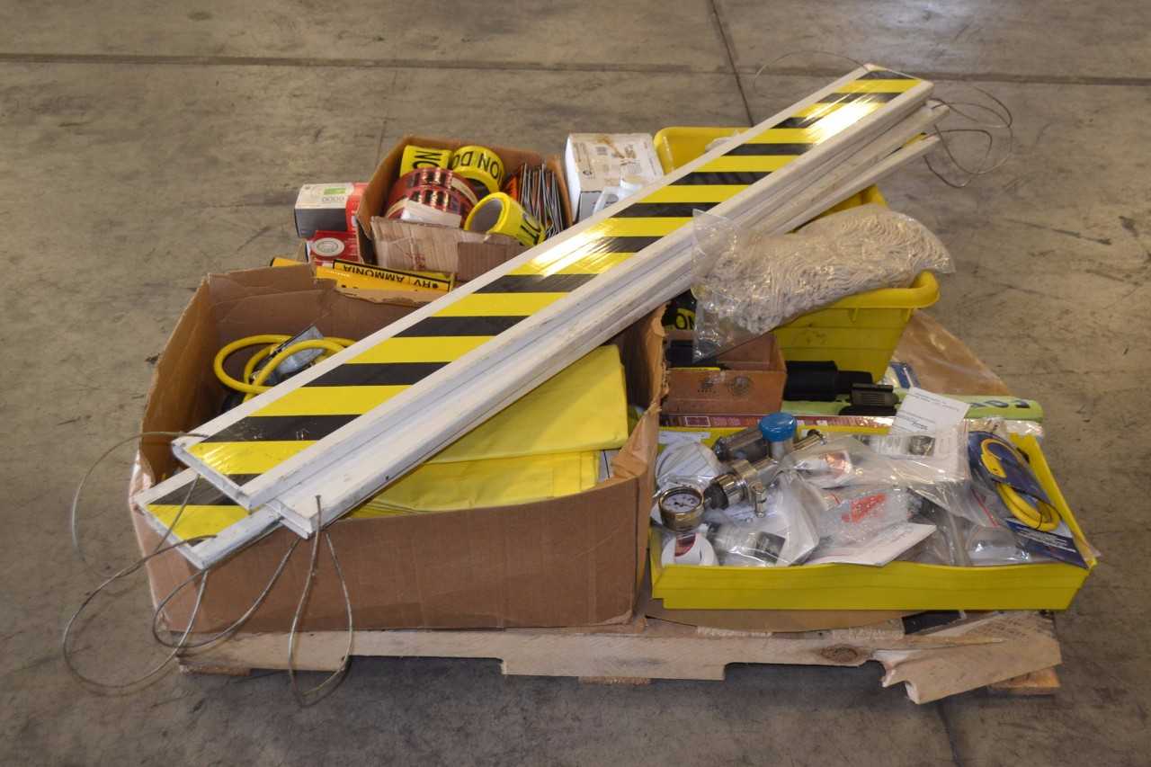 1 PALLET OF ASSORTED JANITORIAL EQUIPMENT - MISCELLANEOUS