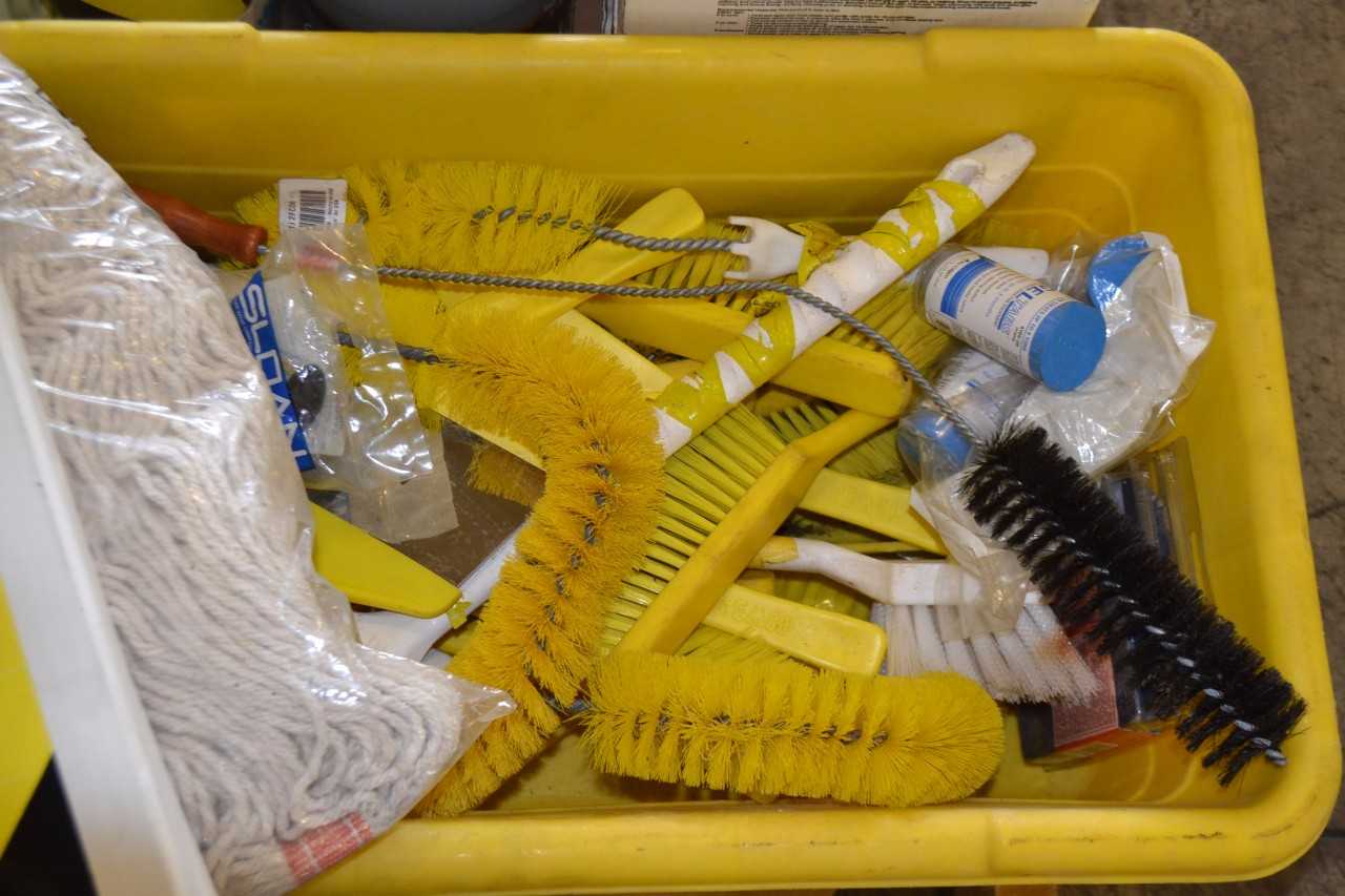 1 PALLET OF ASSORTED JANITORIAL EQUIPMENT - MISCELLANEOUS