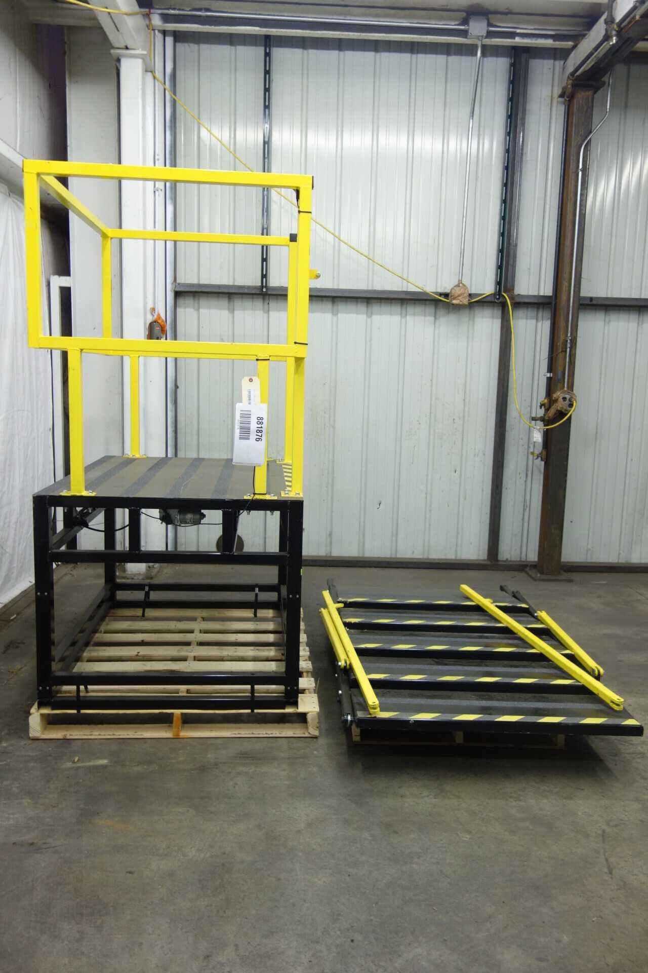 DMT LEVELIZER PERSONNEL PLATFORM WITH ARTICULATING STAIRS - MATERIAL HANDLING