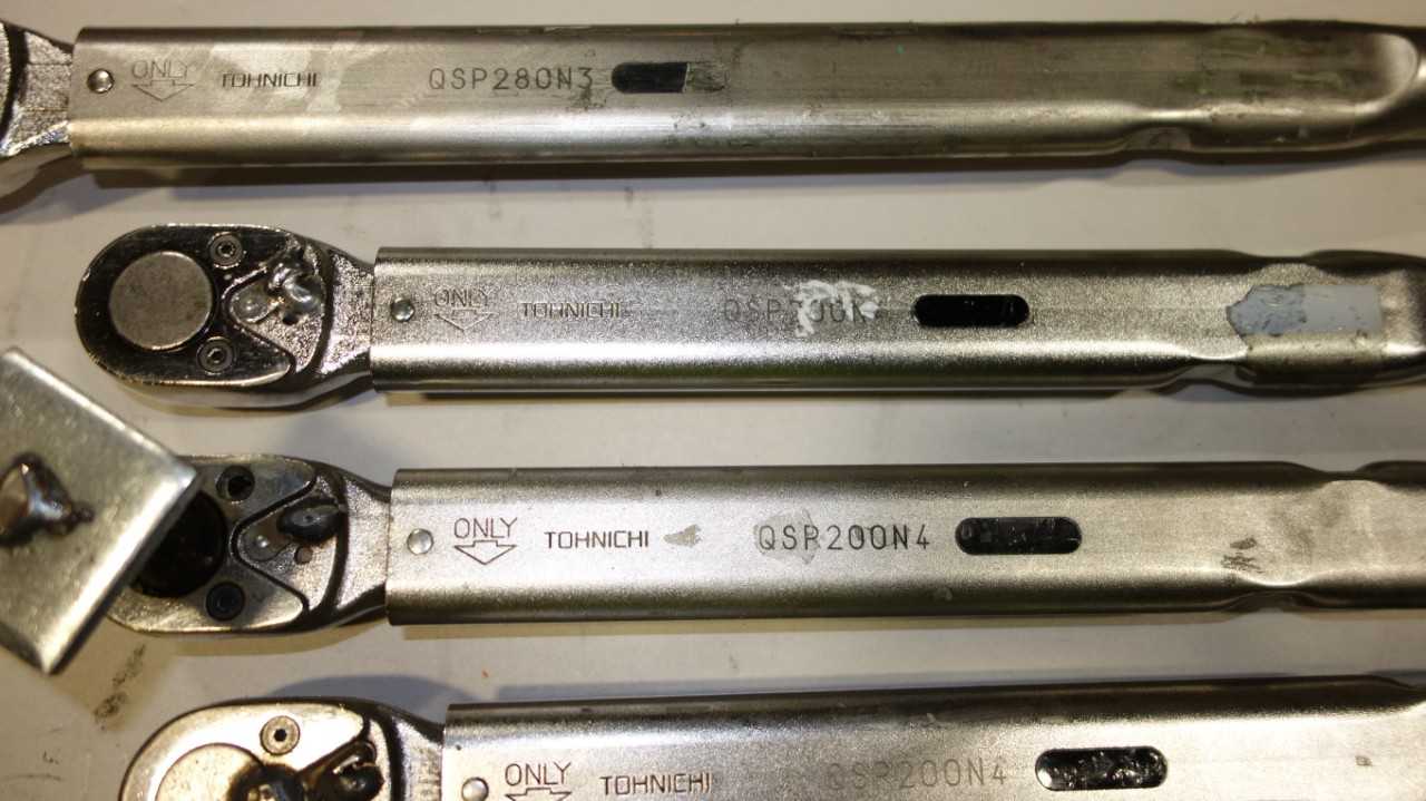 LOT OF 8 ASSORTED RATCHET HEAD TORQUE WRENCHES, TOCHNICHI QSP200N4, QSP280N3, TORQUE-SAFE 90-22 - HAND TOOLS