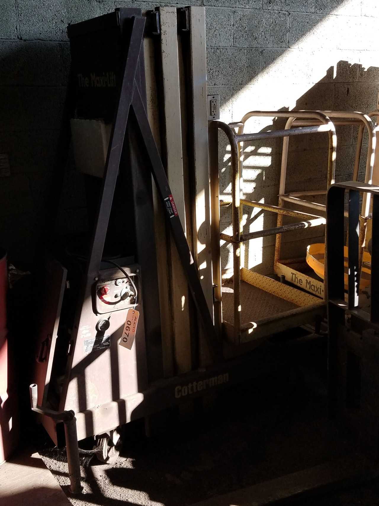 Repairable 300lb man lift, 21.5' height, 12V - ROLLING CARTS