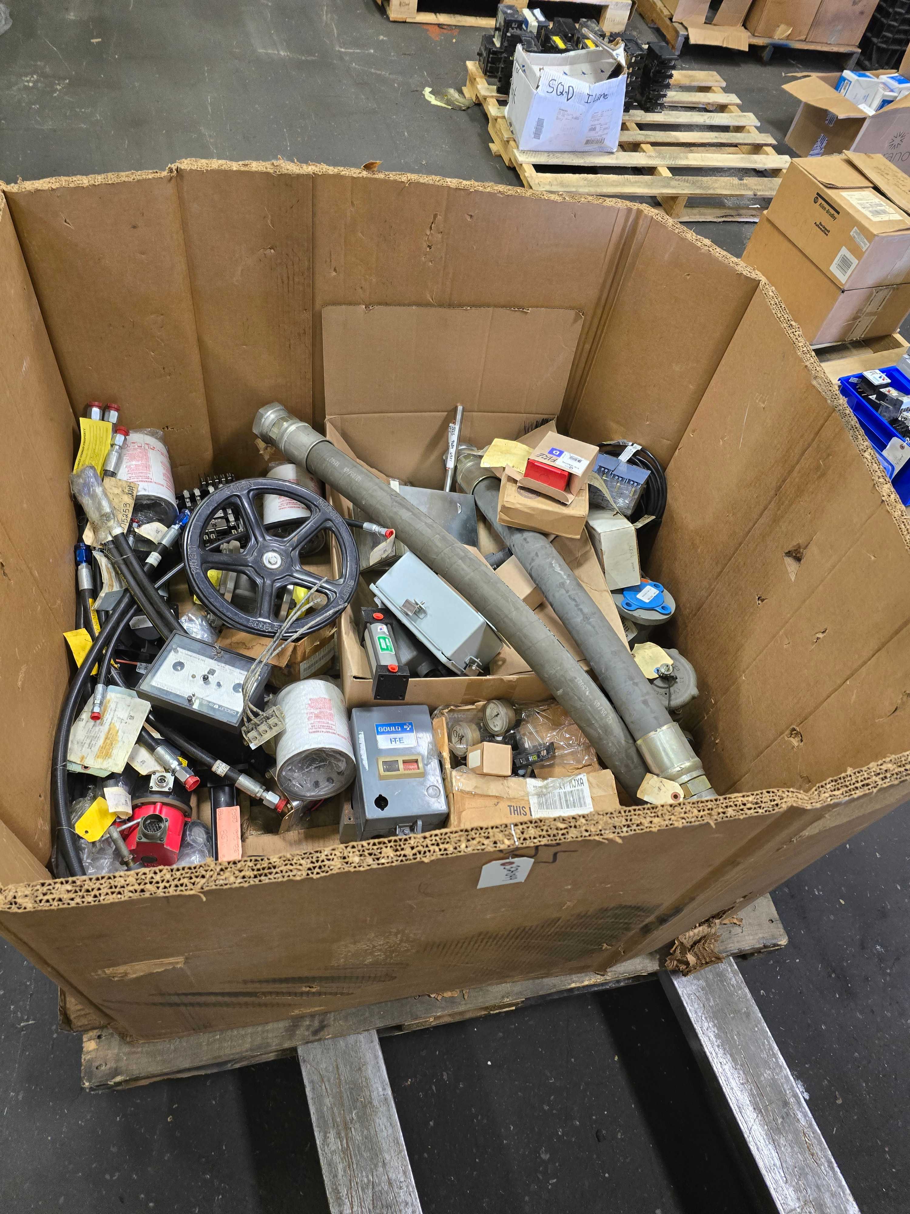 LOT OF INDUSTRIAL PARTS - HOSES - VALVES - FILTERS - CYLINDERS - INDUSTRIAL PARTS