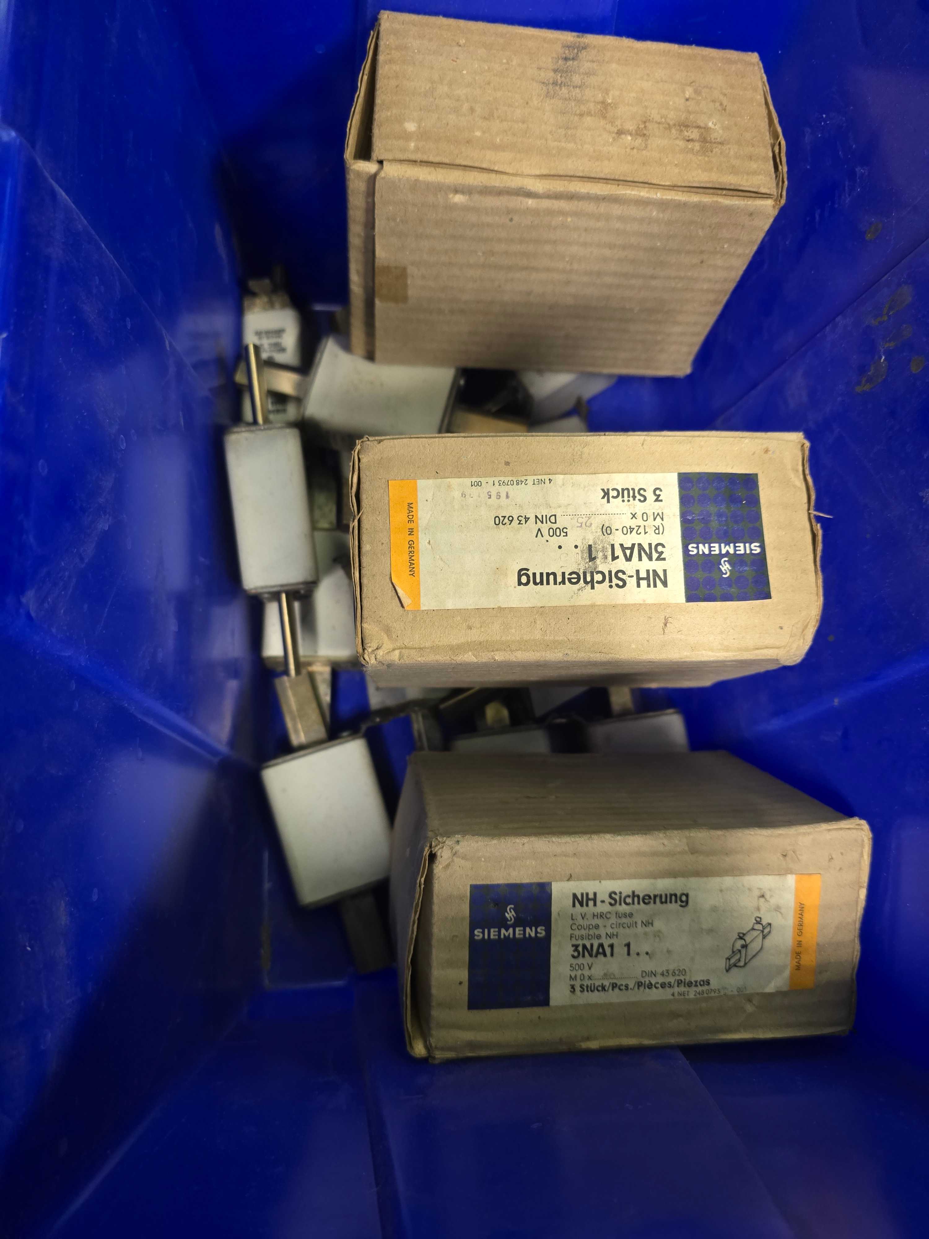 LOT OF ASSORTED FUSES - FUSES