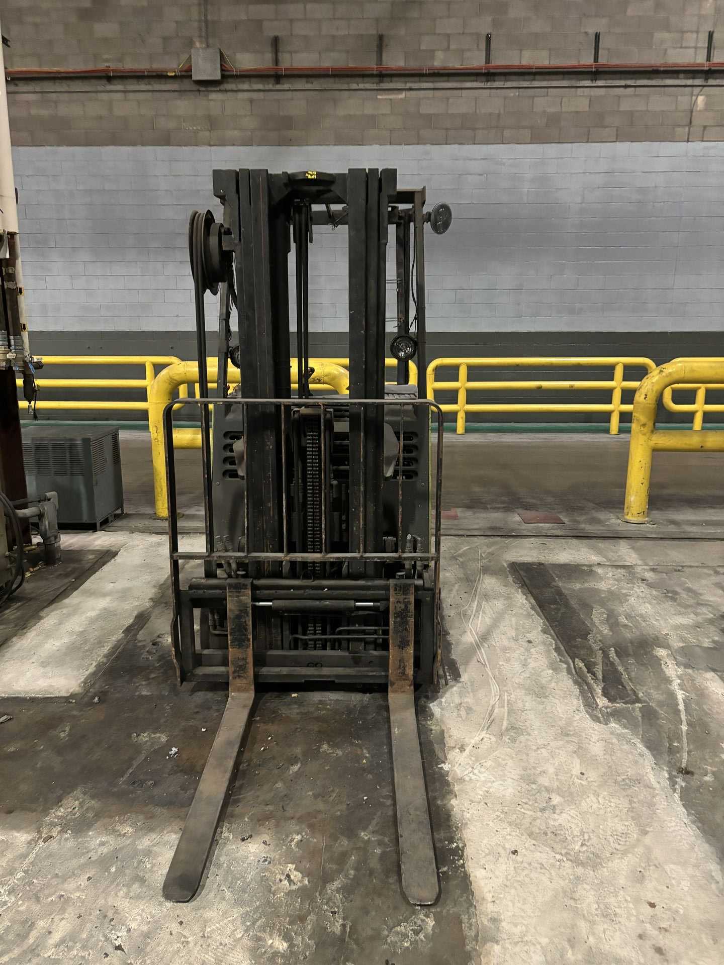 CLARK ESMII-15S ELECTRIC REACH TRUCK & ATTACHMENTS - REACH TRUCKS