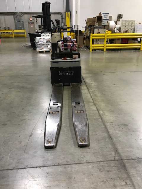2005 Crown PE4000-60 rider jack, Hebron, KY - MANUAL PALLET JACKS