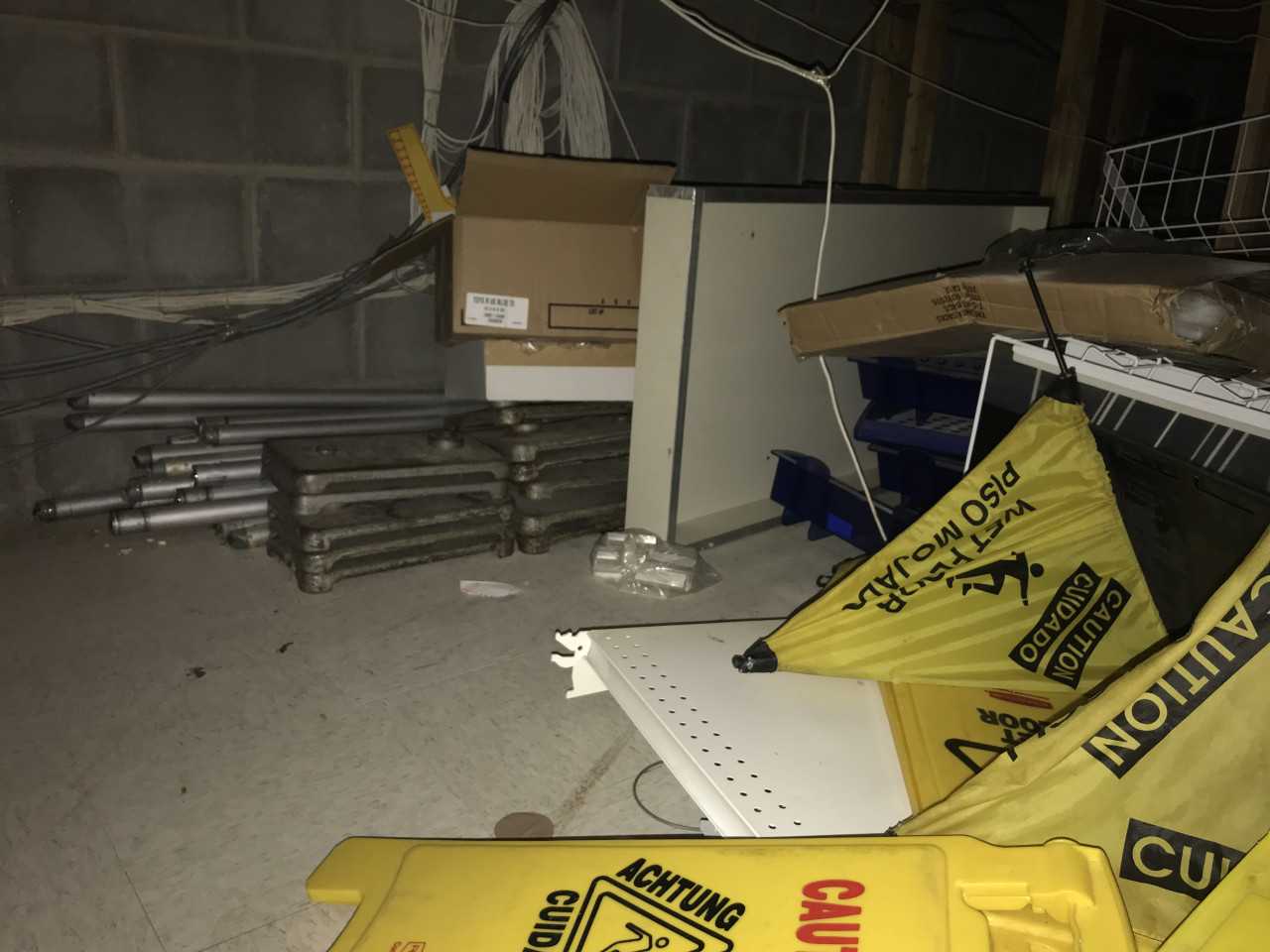 LOT OF 10 CAUTION SIGNS - MATERIAL HANDLING
