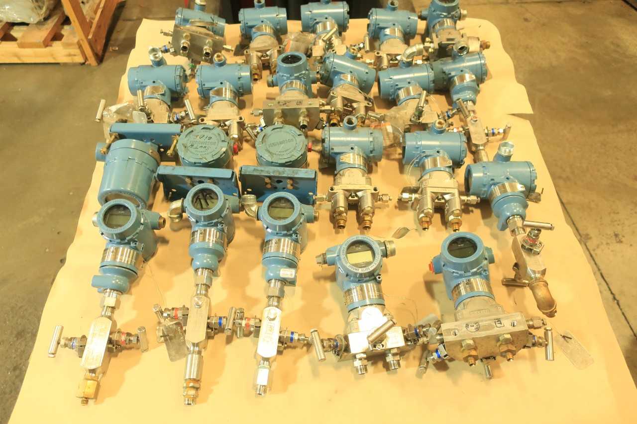 1 PALLET OF ASSORTED ROSEMOUNT TRANSMITTERS WITH ACCESSORIES - INSTRUMENTATION