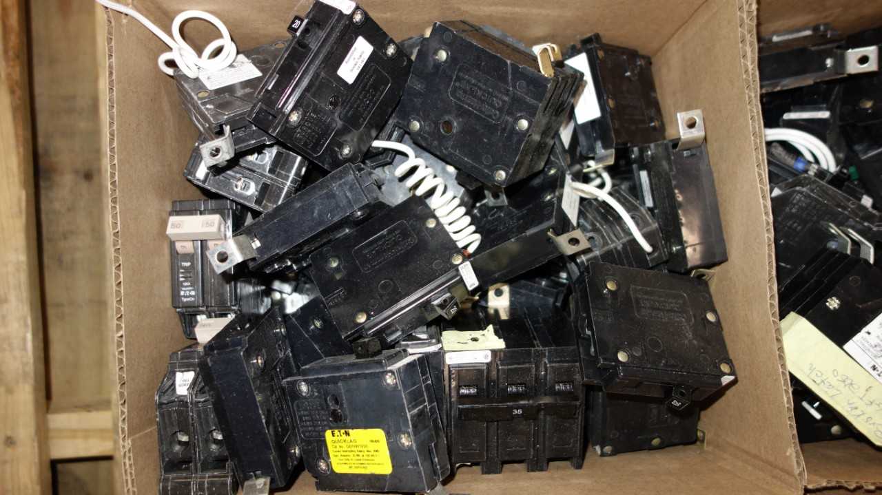 1 BOX OF ASSORTED EATON MINIATURE CIRCUIT BREAKERS, QUICKLAG, BR, CH - CIRCUIT BREAKERS