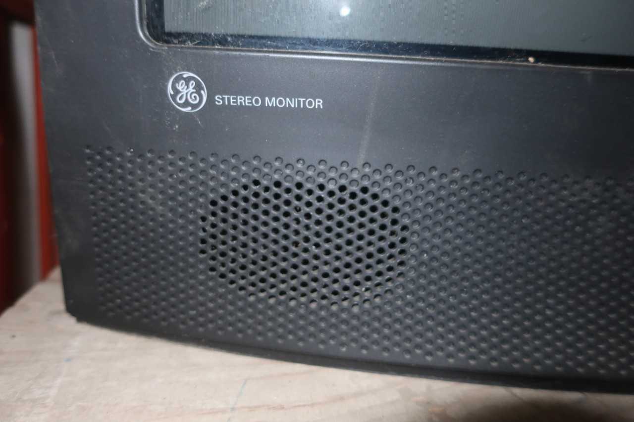 LOT OF ASSORTED HOME ENTERTAINMENT EQUIPMENT, TV, VCR/DVD, VHS, SPEAKERS - MISCELLANEOUS