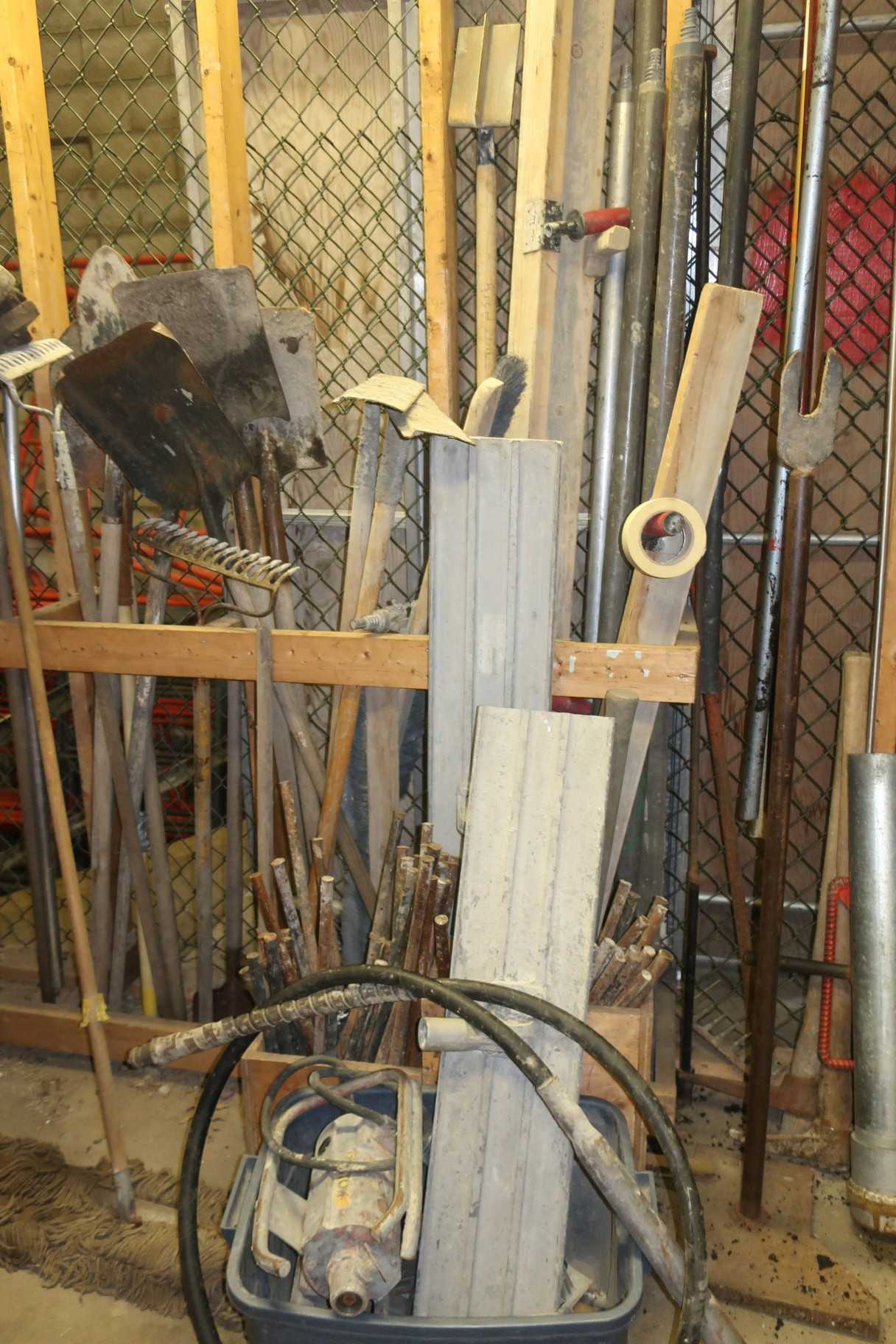 LOT OF ASSORTED CONCRETE TOOLING, SHOVELS, SPADES, BITS, RAKES - ELECTRIC POWER TOOLS