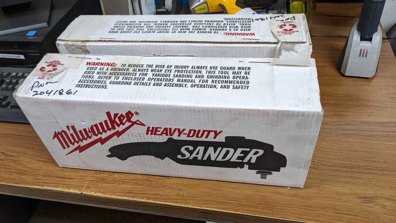 LOT OF 2 MILWAUKEE HEAVY DUTY SANDERS - ELECTRIC POWER TOOLS
