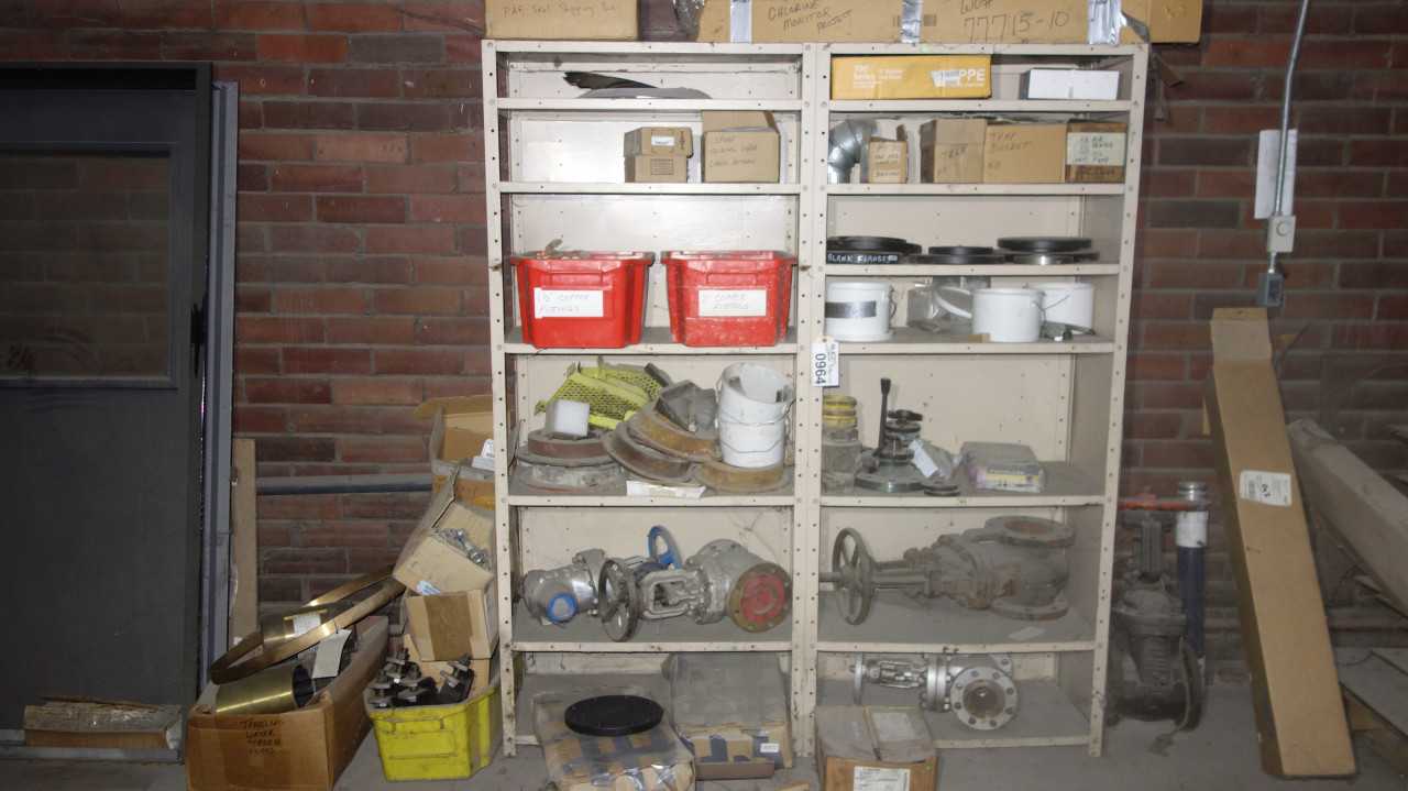 CONTENTS OF SHELF, ASSORTED STEEL VALVES, STEEL FLANGES - TOOL STORAGE