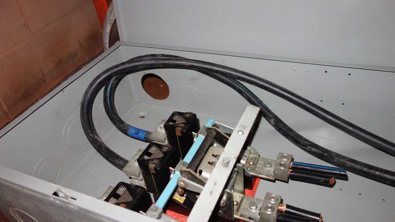 LOT OF ASSORTED DISCONNECT SWITCHES - DISCONNECT SWITCHES