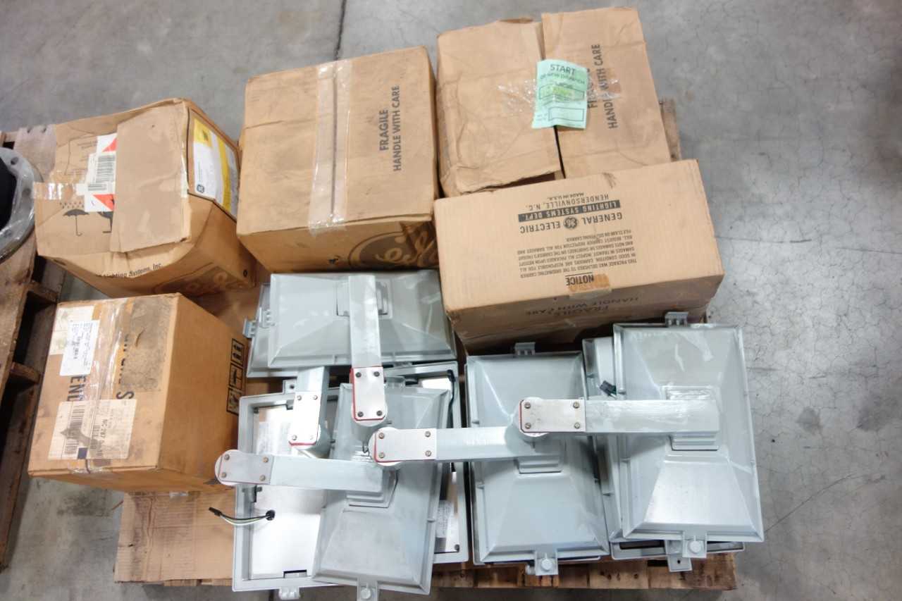 LOT OF ASSORTED LIGHT FIXTURES & ACCESSORIES - LIGHTING