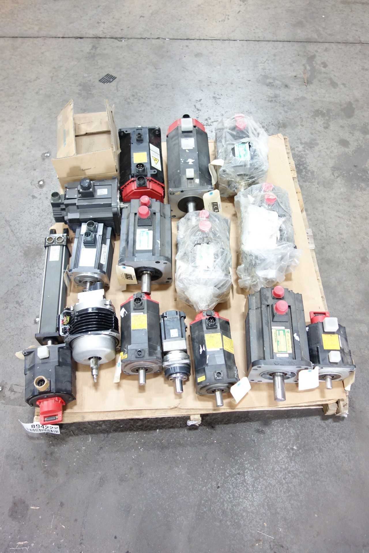 LOT OF ASSORTED SERVO MOTOTRS - SERVO