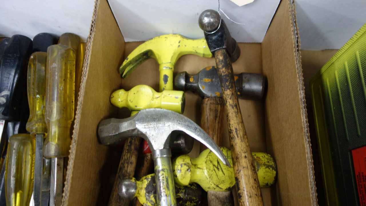 LOT OF BALL PEEN AND CLAW HAMMERS - HAND TOOLS