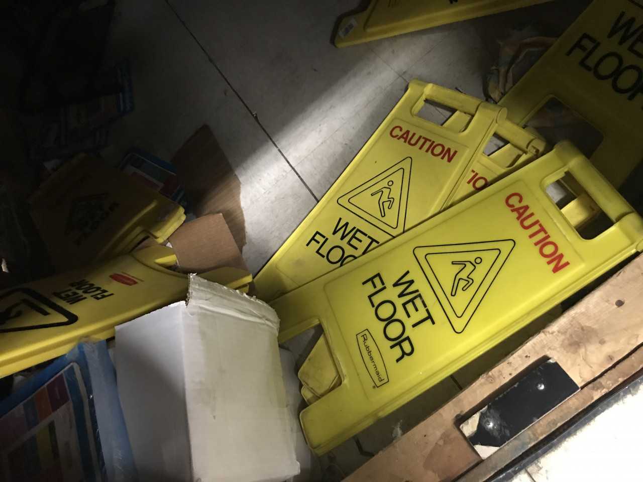 LOT OF 10 CAUTION SIGNS - MATERIAL HANDLING
