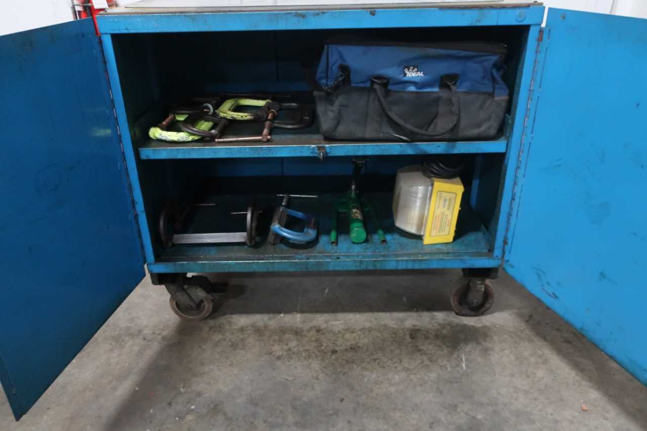 LOCKING 2 DOOR MOBILE TOOL CABINET W/ ASSORTED TOOLS AND HOISTING ACCESSORIES - TOOL STORAGE