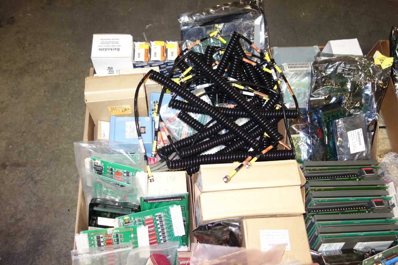 4 PALLETS OF ASSORTED ELECTRICAL AUTOMATION, CIRCUITS BOARDS, PUSH BUTTONS, ASSORTED MODULES, SWITCHES, WIRES AND ACCESSORIES - ELECTRICAL COMPONENTS