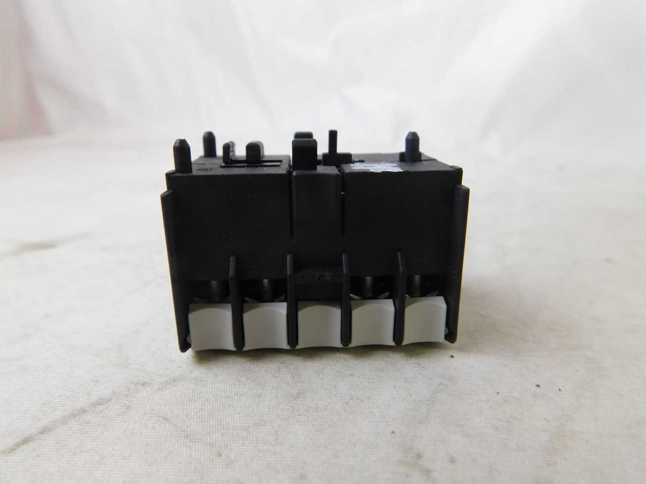 Quantity of 3x XTMCXFA31 Contacts - VALVES