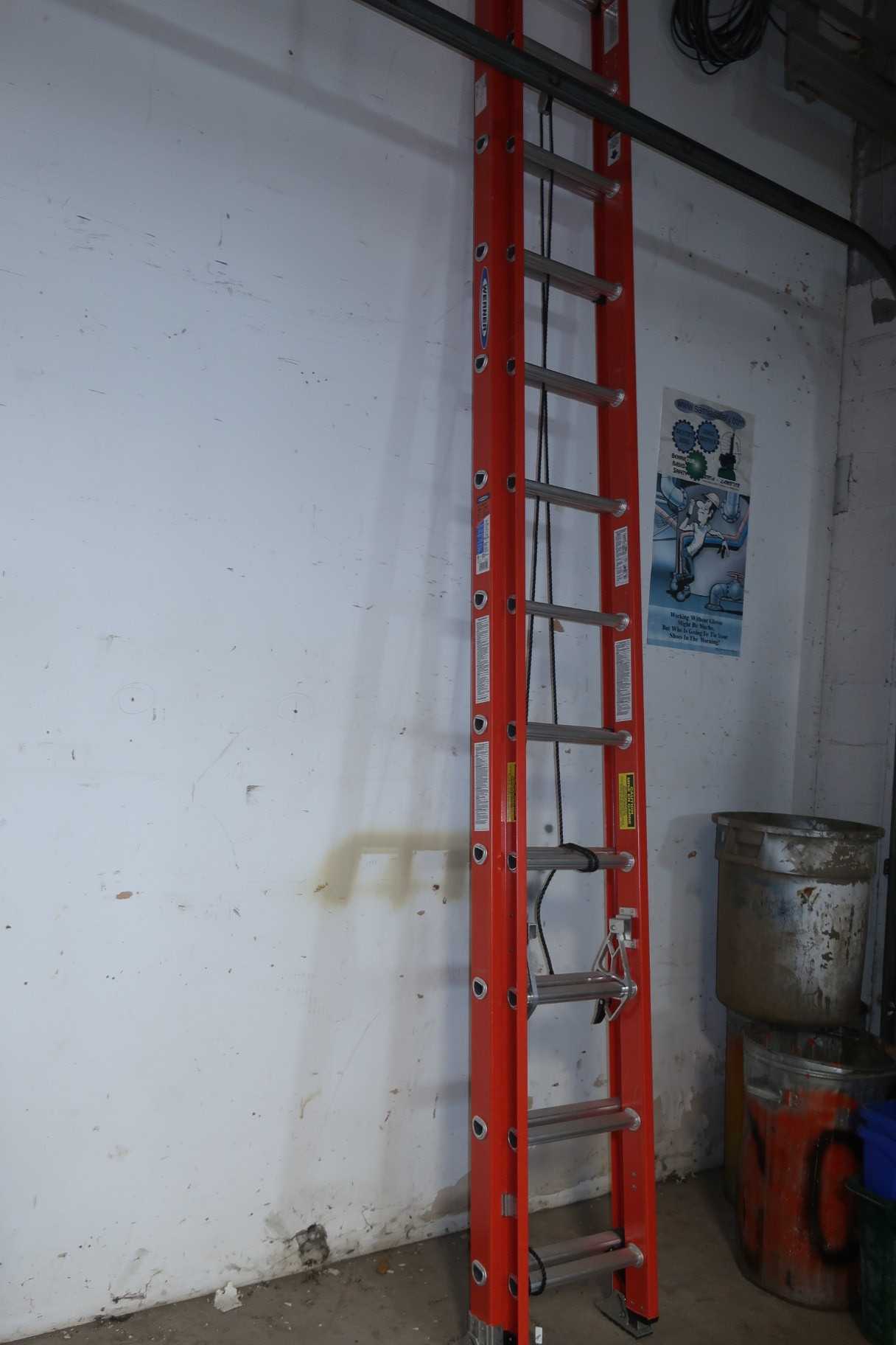 WERNER D6224-2CA 24FT FIBERGLASS D-RUNG EXTENSION LADDER - MISCELLANEOUS