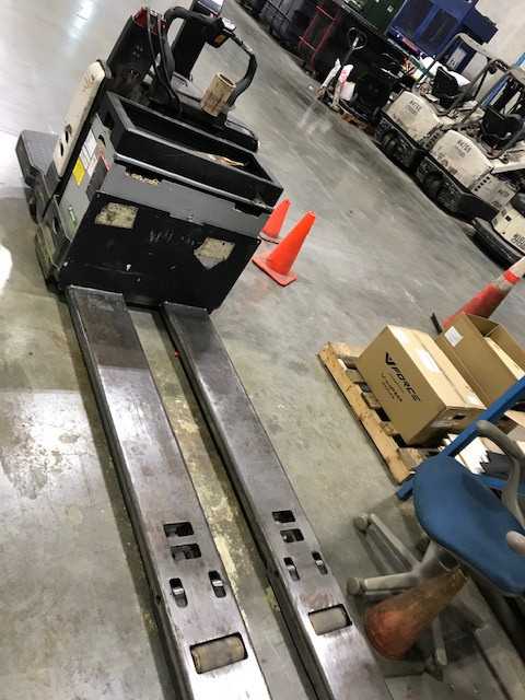 2005 Crown PE4000-60 rider jack, Hebron, KY - MANUAL PALLET JACKS