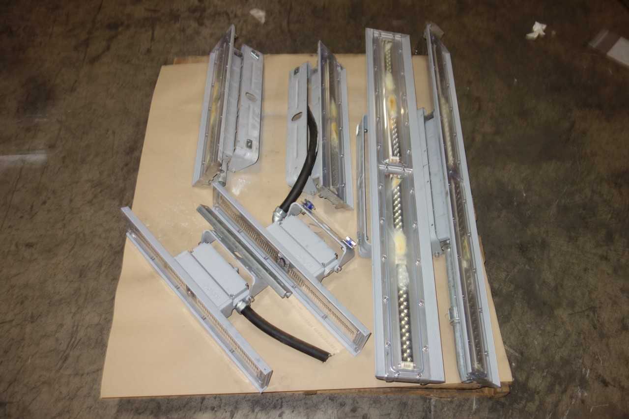 1 PALLET OF ASSORTED DIALIGHT SAFESITE LED LINEAR FIXTURES - MACHINING ACCESSORIES & TOOLING