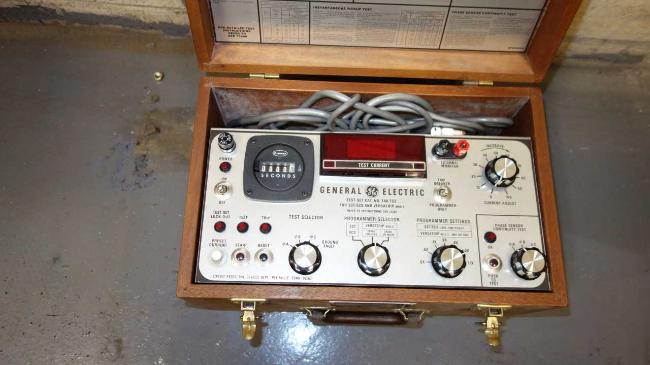 GENERAL ELECTRIC TAK-TS2 VERSATRIP MOD 2 TEST SET - ELECTRICAL TESTING EQUIPMENT