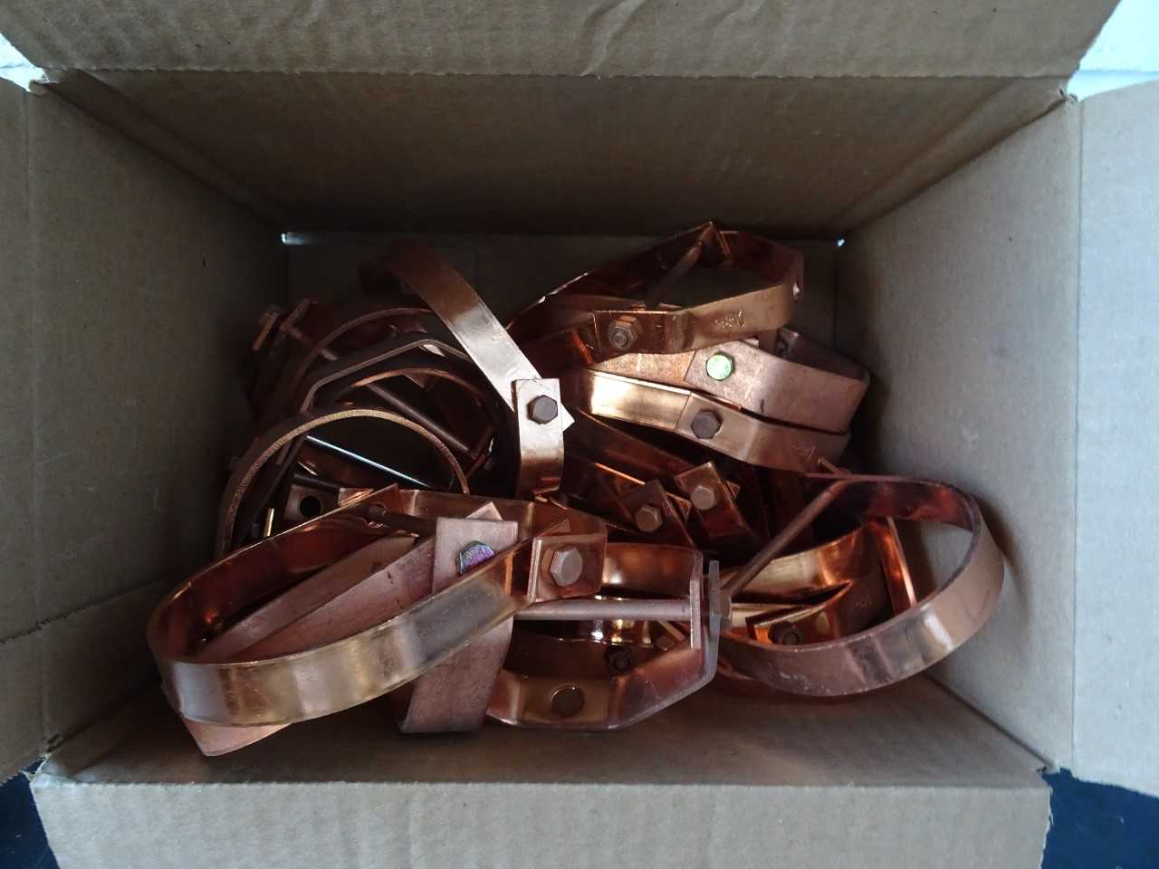 Approx 25, 3in copper Pipe hangers - WIRE MANUFACTURING